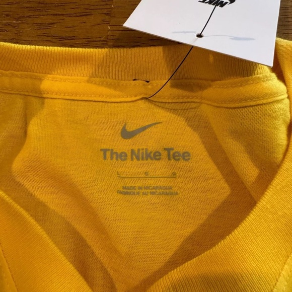 Nike Mens Just Do It Swoosh LS T-shirt Large FD6652 728 Yellow New With Tags - Picture 3 of 7